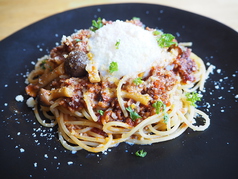 たっぷり牛肉とポルチーニ茸のミートソースパスタ 温玉のせ