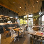 広々としてモダンな店内は落ち着いた空間で昼でも夜でもゆっくりとお過ごしいただけます◎