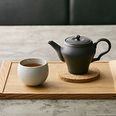 ナチュラル食材はもちろん食器や内装、アメニティすべてにこだわった店内。誰といっても間違いなしのシックでカジュアルな特別空間です。