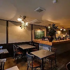 【宴会向きの席】＜グループでの飲み会にも＞テーブル席。温かみのある照明と木の温もりが心地よいシックな空間。落ち着いた雰囲気の中、美味しい料理とお酒を心ゆくまでお楽しみください。【チャージ】無料【禁煙席】【予約】直接お店にお問い合わせください