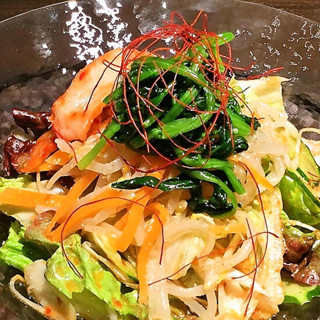 自慢の逸品「藤蔵サラダ」はこだわりの特製ダレに漬け込んだ野菜と新鮮野菜をブレンド♪是非お試しを