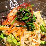 自慢の逸品「藤蔵サラダ」はこだわりの特製ダレに漬け込んだ野菜と新鮮野菜をブレンド♪是非お試しを