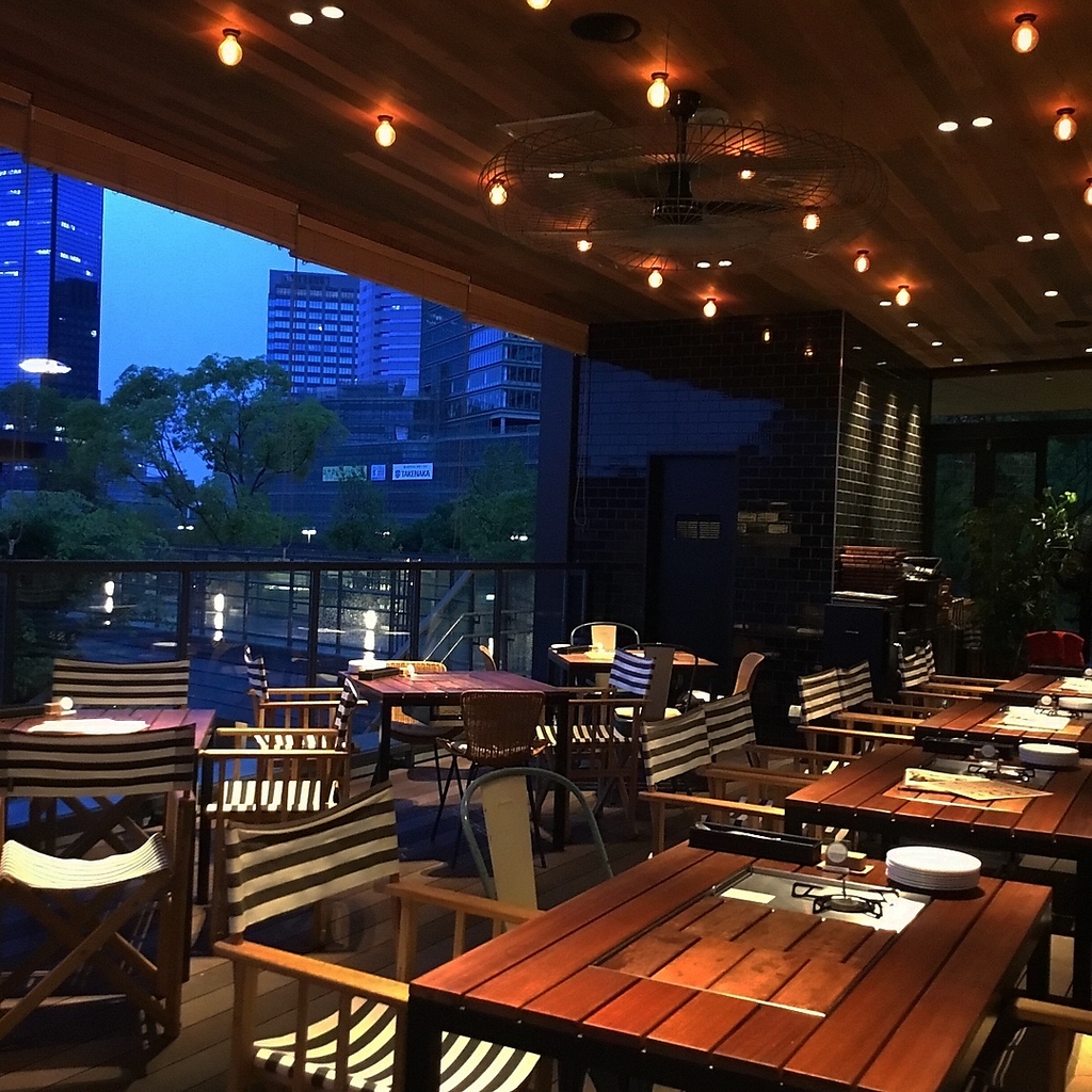 夜のテラス席はより一層オシャレな雰囲気に♪デートや女子会などにご利用ください◎