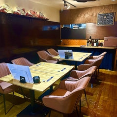 テーブルでゆったりとお食事とお酒を楽しむことができます。4名様席が3つございます。