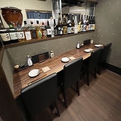 お一人様はもちろん、仕事帰りにふらっと本格焼き鳥と地酒を楽しみたい方に最適なカウンター席を4席ご用意。目の前で繰り広げられる調理風景を眺めながら、ゆったりとした大人の時間を過ごせます。職人の技を間近で感じられる特等席で、贅沢な一杯をお楽しみください。