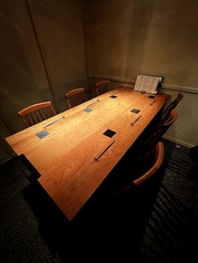 ~6名様までご利用いただけるテーブルのお席もご用意しております。お仕事での接待や会食はもちろん、仕事仲間や地元のご友人などのお集まりなど様々な利用シーンでご利用いただけます。思い出に残るひと時を是非当店でお過ごしください。