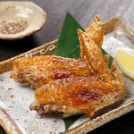 《みやざき地頭鶏手羽先焼》　外は炭火で香ばしくパリパリ、中はジューシー　マキシマムスパイスで◎