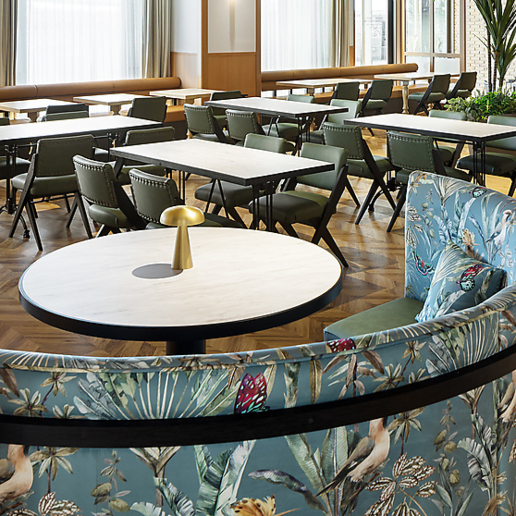 オシャレな半円ソファー席がある店内