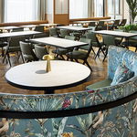 オシャレな半円ソファー席がある店内