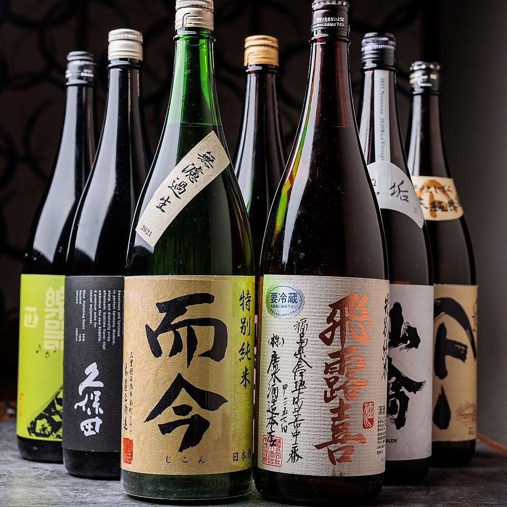 日本酒や焼酎、ウィスキーなど豊富な品揃えです。人気の高い銘柄から珍しいお酒までご用意しています