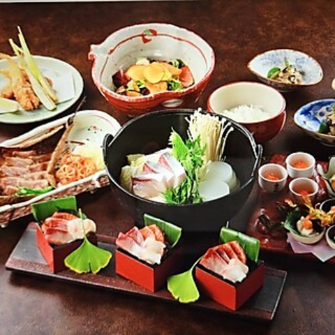 信州地酒と直送魚介を堪能する郷土料理店。馬刺しや野菜、ジビエを楽しめます。