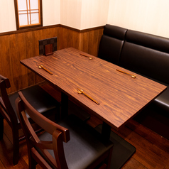 完全個室が完備されている創作居酒屋です。6人と4人部屋もあり、女子会や家族のお祝い、接待にも最適。新鮮な食材を使った多彩な料理が揃い、手頃な価格で楽しめるのも嬉しいポイント。 各種コースも用意されていて、シーンに合わせた楽しみ方ができる。思い出に残る食事をお楽しみください。