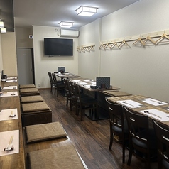 当店では貸切対応が可能。仲間内の飲み会や会社宴会、家族や友人の集まりなど、周囲を気にせずプライベート空間で楽しめます。生簀の鮮魚や炭火焼き、鍋料理など多彩なメニューを贅沢に堪能でき、ゆったりと会話や食事を楽しめるのも魅力です。特別な日や大人数での宴会にも最適で、安心して利用できる大衆酒場です。