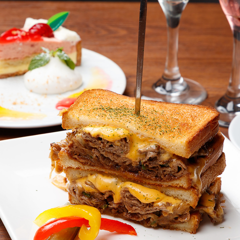 タルト・ケーキなど充実スイーツでカフェタイム♪好評の肉料理やサンドイッチも絶品！