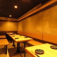 【団体様半個室：12名～26名様】暖簾で区切られた団体様半個室は12名様～最大26名様までご利用可能です。座り心地の良いベンチソファのテーブル席ですので、気の置けない仲間同士でゆっくりとお食事と会話をお楽しみいただけます。歓迎会や送別会、同窓会、会社宴会など、中規模～大人数での各種宴会にぜひご利用ください。