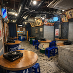 韓国屋台気分！シャッター屋台や電信柱が立ち並ぶ、韓国の路地裏を再現した空間が広がります。