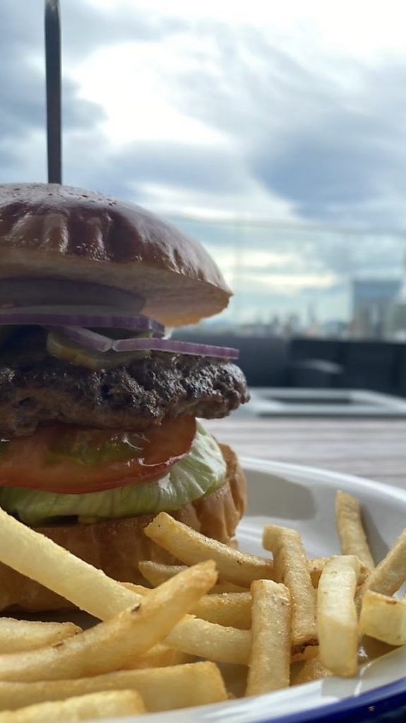 ランチはバーガーメニューもあり！チーズや卵などお好みのトッピングで自分好みにするのもおすすめ◎