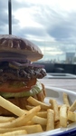 ランチはバーガーメニューもあり！チーズや卵などお好みのトッピングで自分好みにするのもおすすめ◎