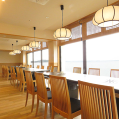静岡の名所＜浜名湖＞が一望できる窓側の特等席は8名様までご着席可能です◎大きな窓で開放感がありゆったりと寛ぎながらお食事をお楽しみいただけます♪