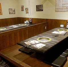 【座敷席/7~10名様×2】お席を繋げて最大20名様までのご宴会も!大人数でのご宴会にご利用いただける座敷席をご用意しております!2卓の座敷席はロールカーテンで仕切られているため、人数に応じてご調整が可能。会社宴会やサークル仲間、イベント、打ち上げなどの飲み会におすすめです◎