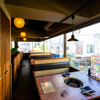 ゆったり寛げる人気の窓側席