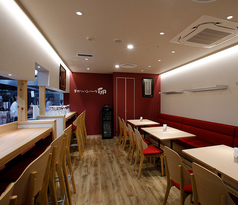 テーブル席１２席・カウンター8席。ワインカラーを基調とした上品な空間が広がります。大人数向けの貸切は、20名様まで予約可能です。