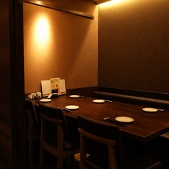 【全席喫煙OK！】3～4名様用テーブル席。ご友人やご家族、会社の同僚などどんなシーンにもオススメです！お好きなお料理とお酒を片手に楽しいひとときをお過ごしください♪