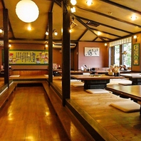長野県産の木材を使用した温かみのある広々とした店内。