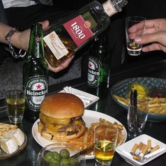 カウンター席は、スタッフとの会話を楽しみながら過ごせる特等席。お一人様でも気軽に立ち寄れる居心地の良さが魅力で、ランチ・カフェ・バーと時間帯ごとに異なる雰囲気を味わえます。さっと飲みたい夜にもぴったりの空間です。