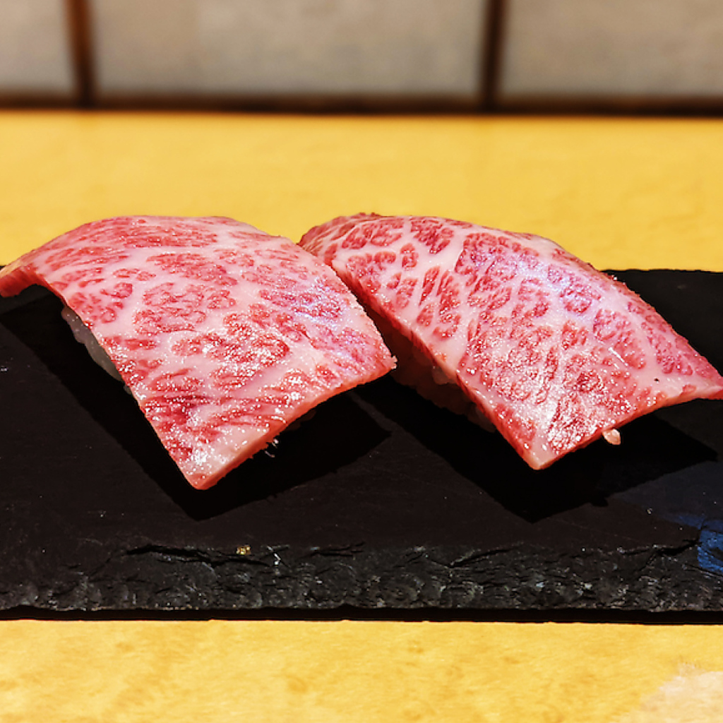 A5和牛を使用した炙り肉寿司も食べ放題に登場！3,980円（税抜）県内最安値でA5和牛を楽しめます。