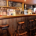 カウンター席は、デートやお仕事帰りの一人飲みに最適です。ずらり並んだクラフトビールのタップが目の前に広がる光景は、まさに当店の特等席です。カウンター席では、空気に触れて間もない注ぎたての極上ビールをすぐに、最高の状態でご堪能いただけます。ビール好きにはたまらない、特別な時間を存分にお過ごしください。