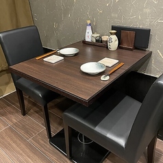 和紙を用いた壁紙が特徴の和モダンテイストな店内で、落ち着いた雰囲気の2名様用テーブル席です。プライベートな空間で、大切な方とのデートや語らいの場に最適。自慢の焼き鳥と季節の地酒をゆっくりと味わいながら、心地よい時間をお過ごしいただけます。