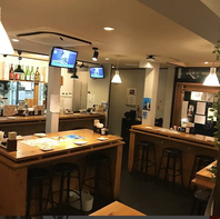 サク飲み派も“座りたい派”も大歓迎！立ち飲み＋椅子席