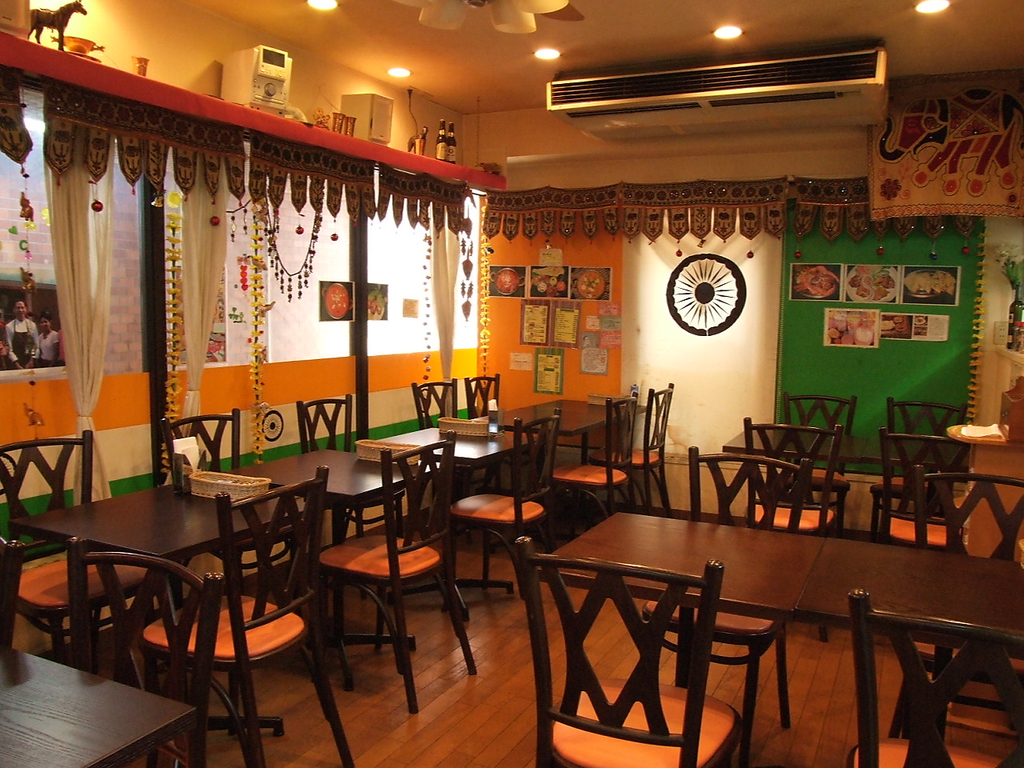 インドらしい刺繍のテキスタイルで飾られた店内。落ち着いて食事をお楽しみいただけます。