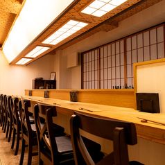 大人の隠れ家のようなお店。カウンター席は8つで、気軽に立ち寄れる居酒屋スタイル。厳選された食材を、手頃な価格で楽しむことができるのが魅力的！仕事帰りのリフレッシュにもぴったりな環境で、友達との語らいや一人の時間を楽しむことができる。多彩な料理と共に、ゆったりとした時間を満喫できる場所です。