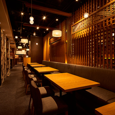 格子越しのやわらかな照明と木の温もりが心を癒すテーブル席。壁際に設けられたベンチシートは座り心地も良く、長時間の会話や食事にも最適です。