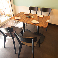 天井が高く開放的な店内テーブル席