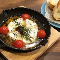 まるごとカマンベールチーズとミニトマトのアヒージョ