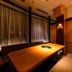 ゆったりお寛ぎいただけるソファー席の半個室。5室つなげて最大30名様でのご利用も可能です！