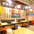 サク飲みにも最適なテーブル席。大漁旗の元で提供する自慢の鮮魚料理。海を感じて更に美味しく召し上がれること間違いなし！
