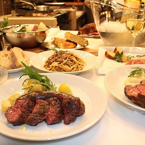 炭火の肉料理と飲み放題が楽しめるイタリアンバル。テラス席はペット同伴可◎