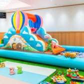 ふわふわ大型すべり台で大興奮！おうちにはないサイズで楽しめます※画像はイメージです