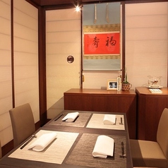 【テーブル半個室：2～3名様】少人数での会食や接待にぴったりなプライベート空間。4名様掛けのテーブル席を暖簾で仕切り、2～3名様からゆったりとくつろげる半個室の空間をご用意しました。程よいお籠り感がありながら、閉塞感のない和の設えが魅力。プライベートな時間を大切にしたい日に最適です。