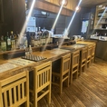 店主の仕事姿見ながらお酒が飲めます。