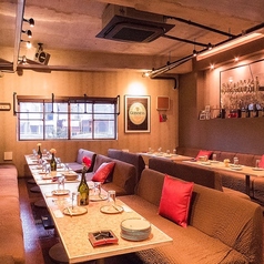 2Fフロアでは、最大120名様まで幅広くレイアウトOK！社内イベントや同窓会、結婚式の2次会など様々なシーンに適しております♪大人数でも一体感のある宴会をお楽しみください☆