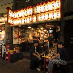 当店は、テラス席を完備しております。春や秋は涼しい中、飲むこともできますし、冬にはストーブも準備しております。