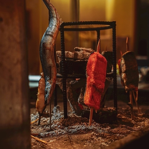 豊富な日本酒とこだわりの藁焼き・原始焼き料理を堪能できるカウンターのお店