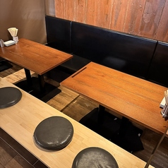 団体様向けのお席あり！足を伸ばして座れる掘りごたつは24名様までご利用可能。落ち着きのある店内でゆったりとご宴会をお愉しみください。