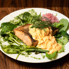 自家製タルタルのサーモンの鉄板焼き