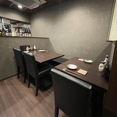 仕事仲間や友人同士での宴会や食事会に最適な、最大6名様までご利用いただけるテーブル席です。大人が集う心地の良い空間で、本格焼き鳥と地酒を囲んで盛り上がれます。ゆったりとした空間で、日頃の疲れを癒やし、心ゆくまで宴会をお楽しみください。
